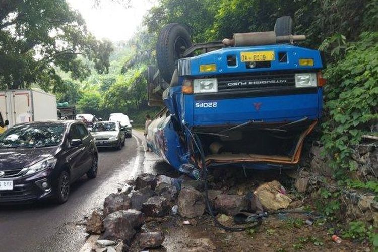 Operasi Pemulihan Jalan Raya Cipatat Pasca Insiden Kecelakaan Minyak Sawit