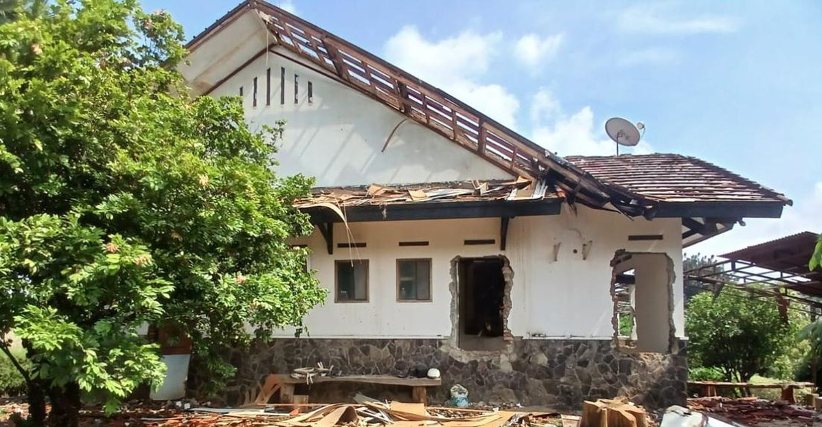 Detik-Detik Menegangkan: Rumah Atalarik Syach Nyaris Dieksekusi